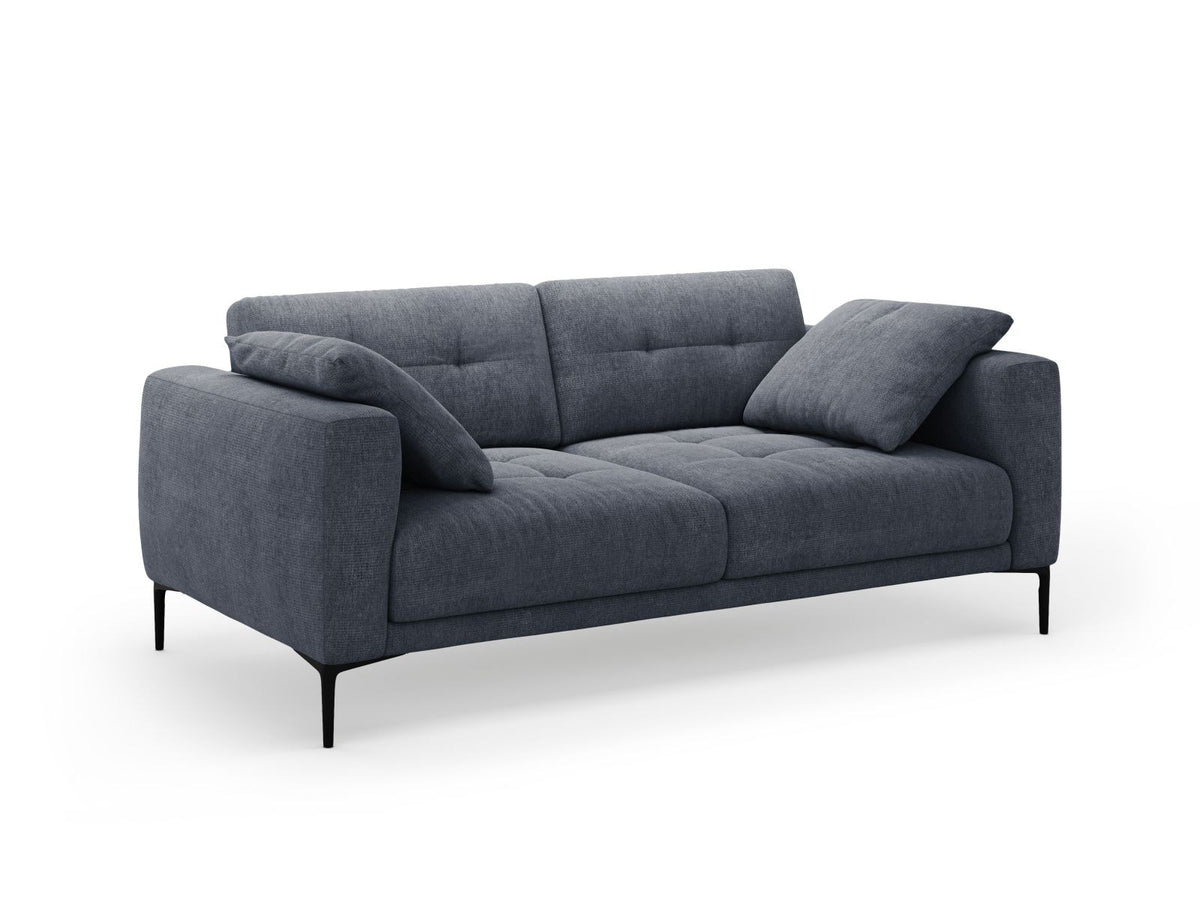 Beige-Sorella 3-Sitzer Sofa mit Strukturstoff, Massivholzrahmen und schwarzen Metallbeinen, klassische Sofaform mit gerader Rückenlehne.