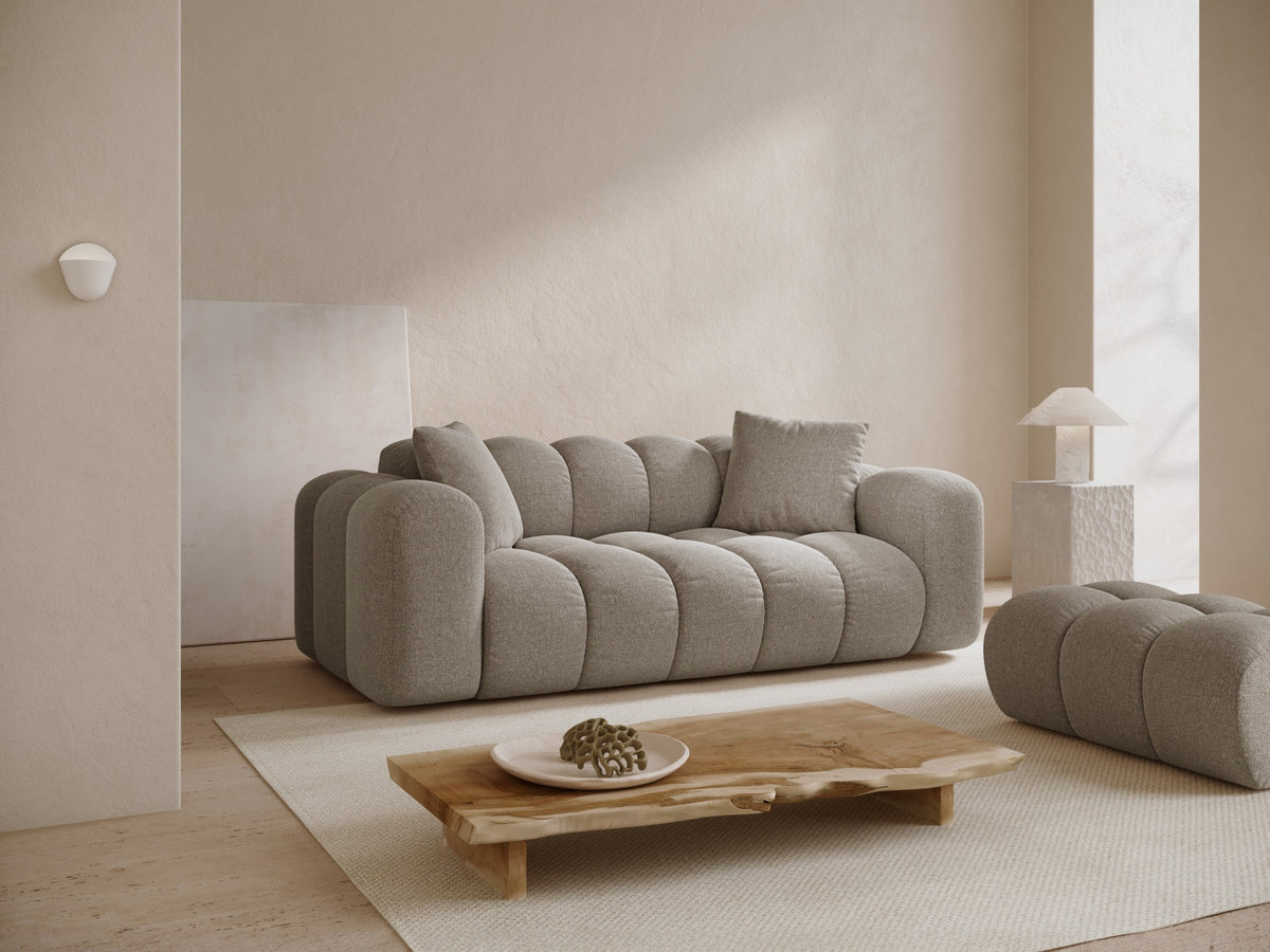 3er Sofa Treno mit Stoffbezug, schwarzen Kunststoffbeinen und flacher Rückenlehne