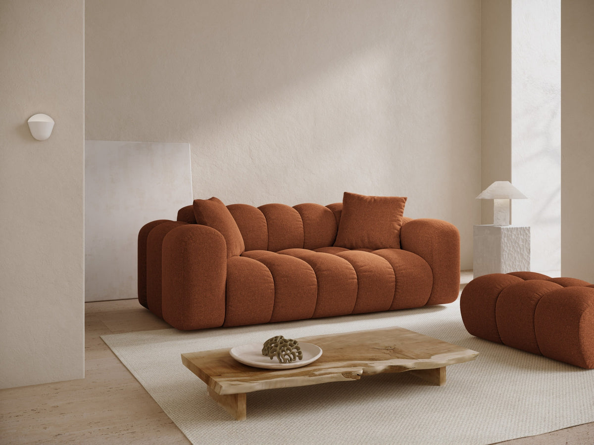 3er Sofa Treno mit Stoffbezug, schwarzen Kunststoffbeinen und flacher Rückenlehne