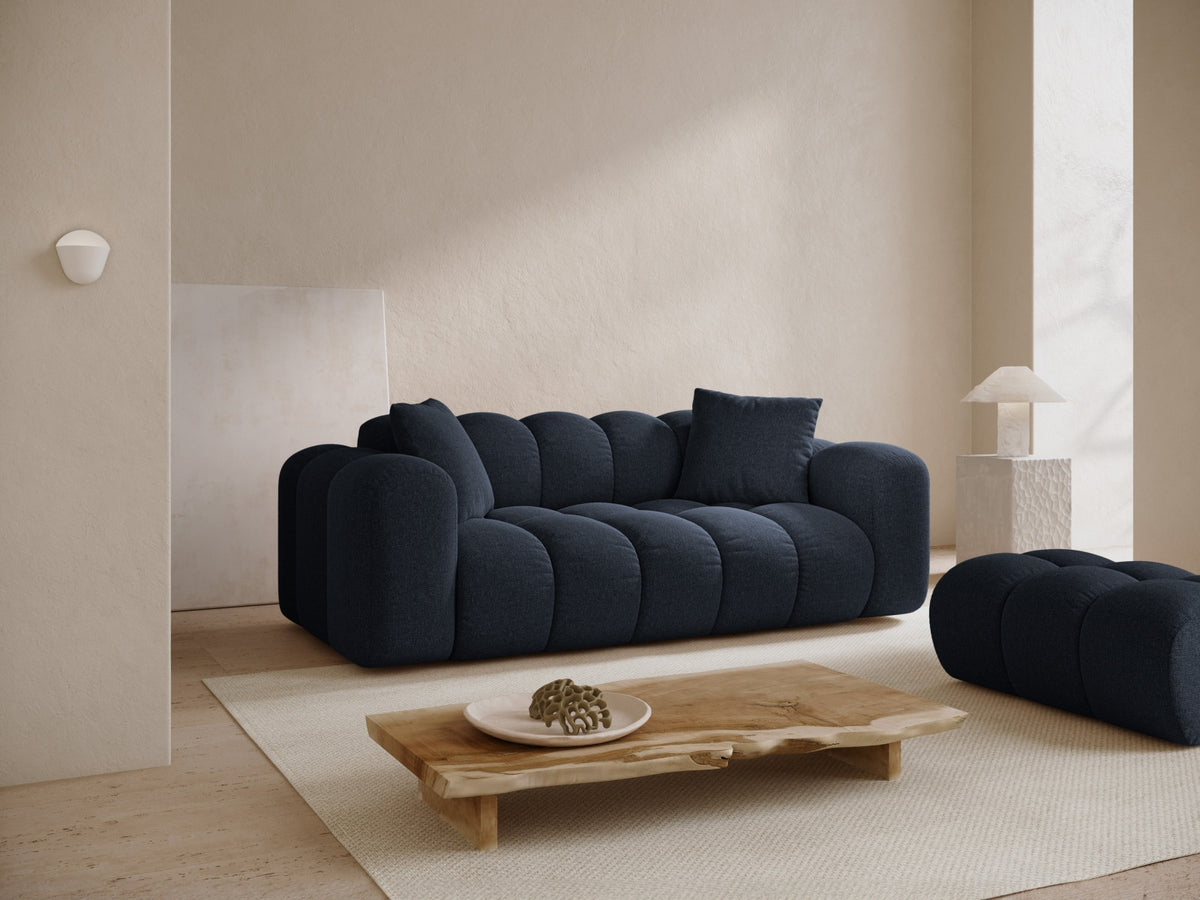 3er Sofa Treno mit Stoffbezug, schwarzen Kunststoffbeinen und flacher Rückenlehne
