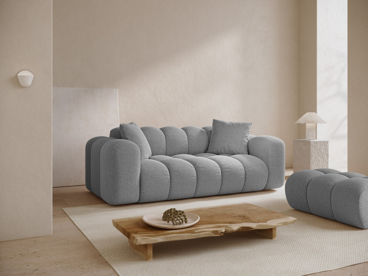 3er Sofa Treno mit Stoffbezug, schwarzen Kunststoffbeinen und flacher Rückenlehne