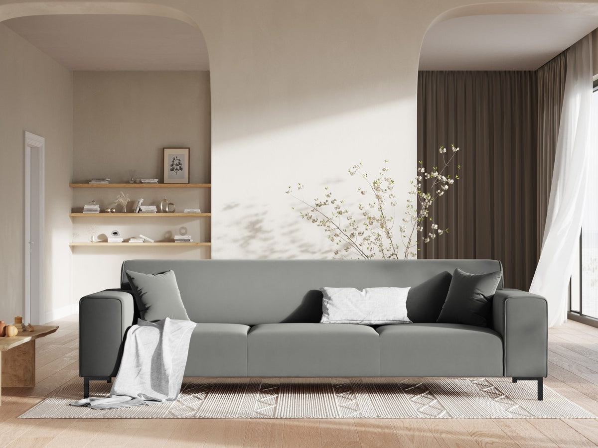 Dreisitzer-Sofa mit schwarzem Samtbezug (Salvador), Massivholzrahmen und schwarzen Kunststoffbeinen, Breite 232 cm.