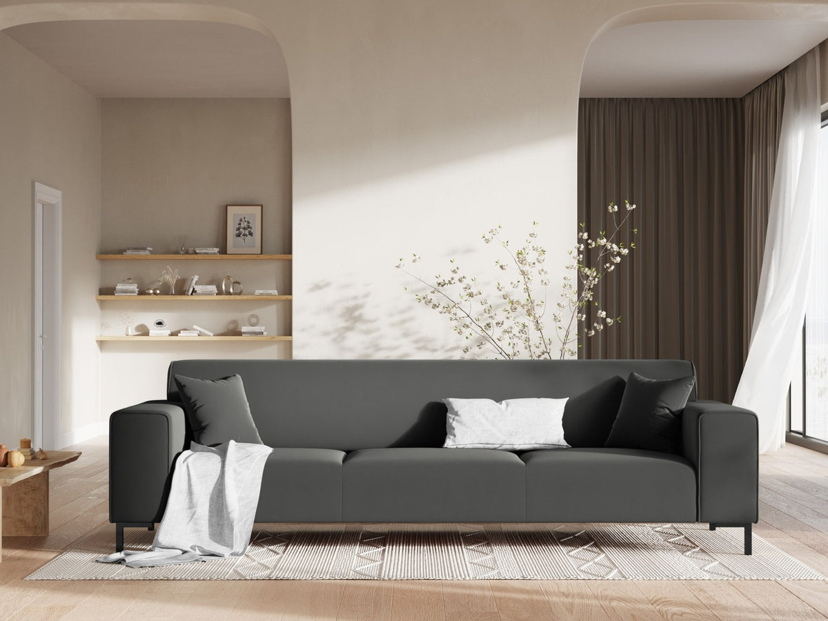 Dreisitzer-Sofa mit schwarzem Samtbezug (Salvador), Massivholzrahmen und schwarzen Kunststoffbeinen, Breite 232 cm.