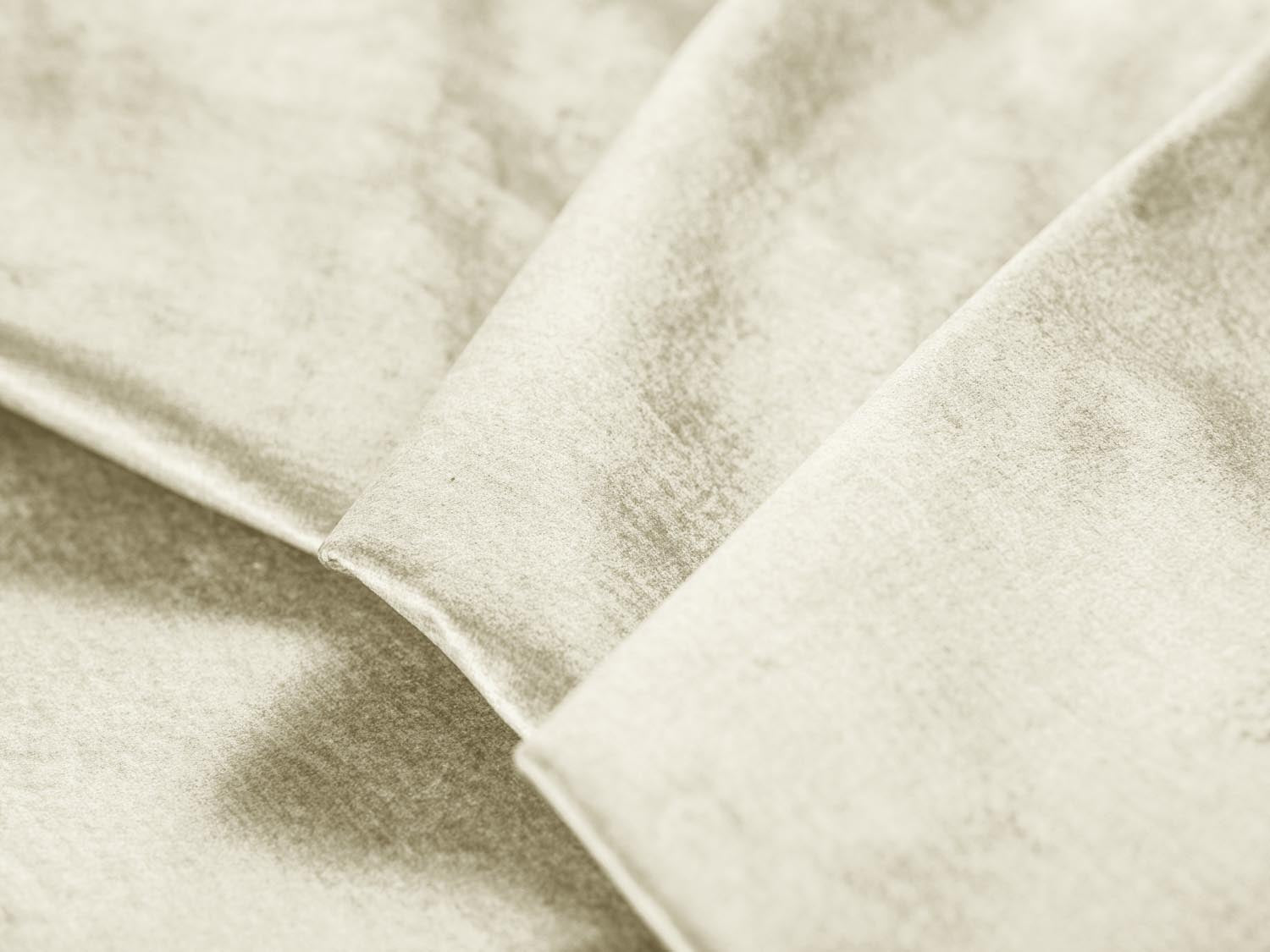 Erleben Sie das Wicklow Velour Sofa von Cosmopolitan Design – stilvolles 3-Sitzer Sofa mit cleverer Schlaffunktion und praktischem Stauraum.