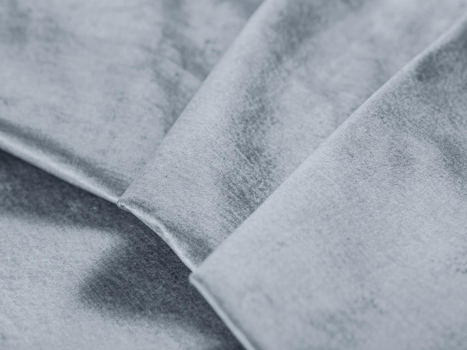 Erleben Sie das Wicklow Velour Sofa von Cosmopolitan Design – stilvolles 3-Sitzer Sofa mit cleverer Schlaffunktion und integriertem Stauraum.