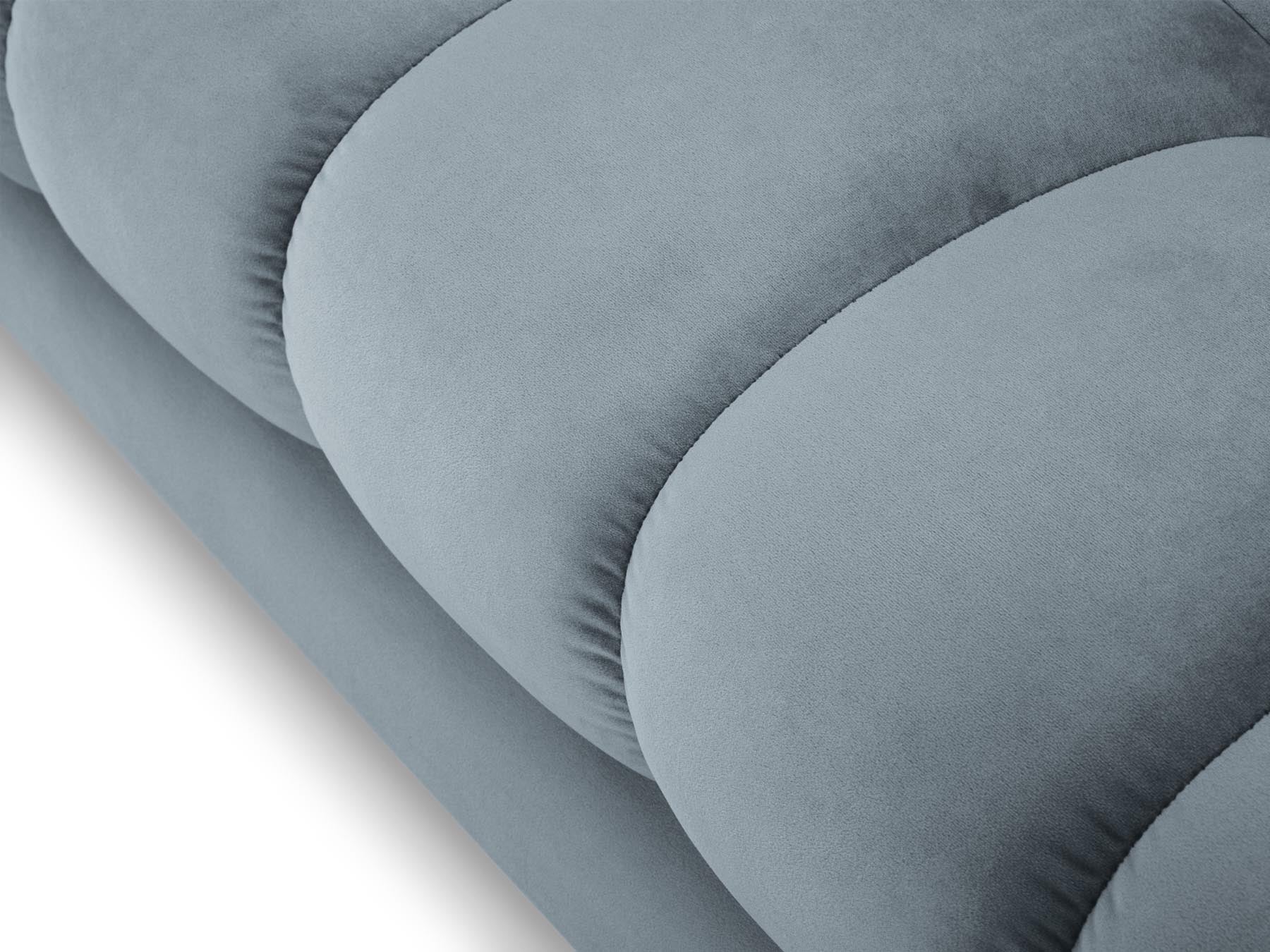 Modernes 3-Sitzer Sofa Bali in zartem Hellblau, perfekt für gemütliche Wohnzimmer. Hochwertige Verarbeitung und zeitgemäße Ästhetik von Cosmopolitan Design.