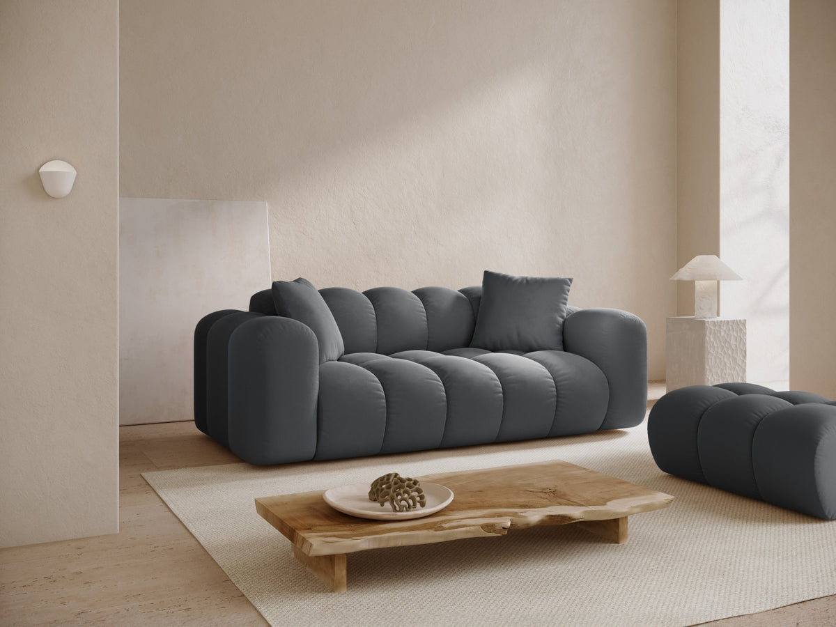 3er Sofa Treno mit Stoffbezug, schwarzen Kunststoffbeinen und flacher Rückenlehne