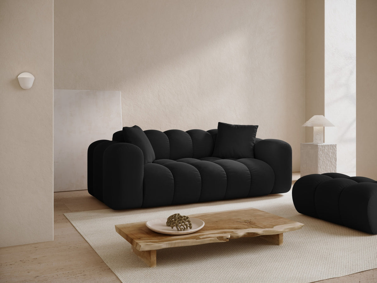 3er Sofa Treno mit Stoffbezug, schwarzen Kunststoffbeinen und flacher Rückenlehne