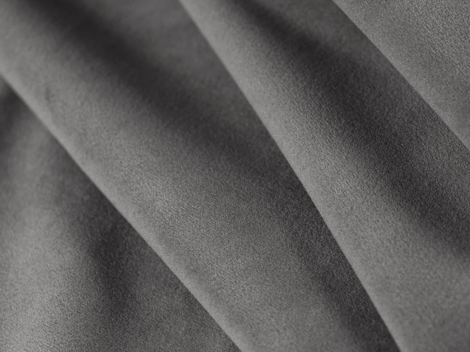 Modernes 3-Sitzer Sofa Tulum in luxuriösem Velours, sanfte graue Farbe, perfekt für gemütliche Abende und stilvolle Einrichtung.