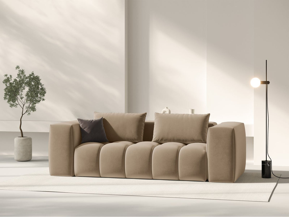 Modulares 3er Sofa Verona in Sand-Casino Samtstoff mit Massivholzrahmen und schwarzen Kunststoffbeinen, Cosmopolitan Design.