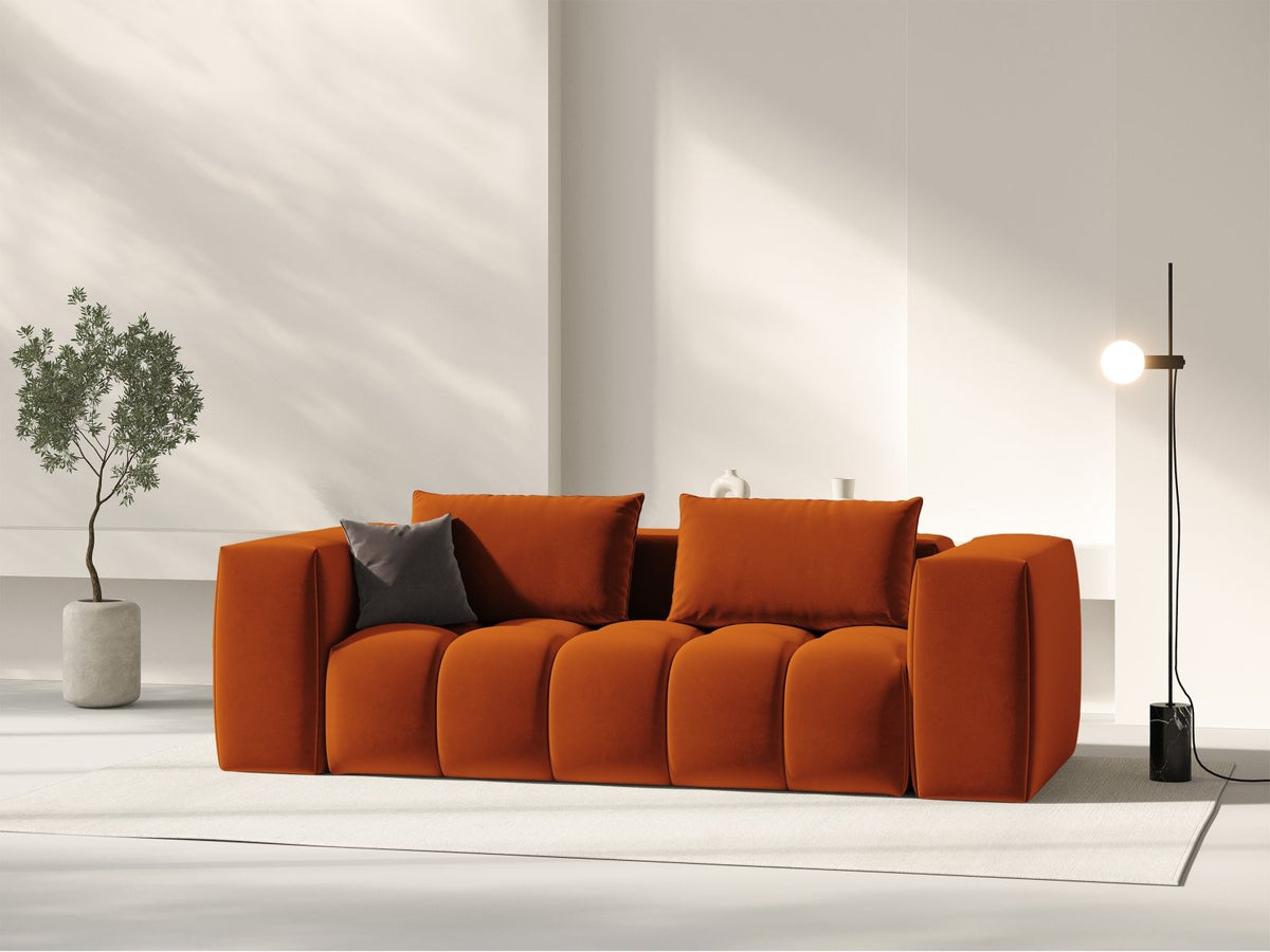 Modulares 3er Sofa Verona in Sand-Casino Samtstoff mit Massivholzrahmen und schwarzen Kunststoffbeinen, Cosmopolitan Design.