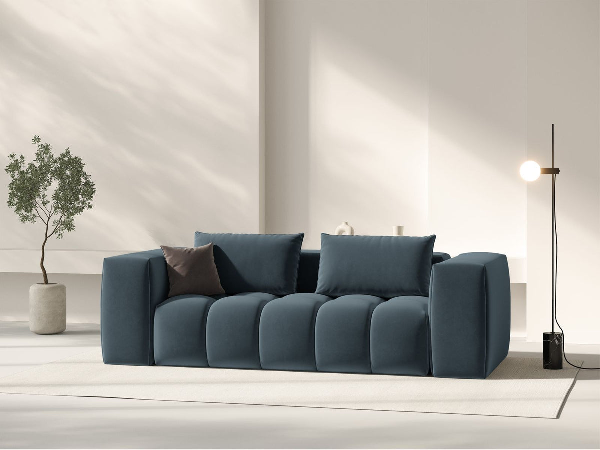 Modulares 3er Sofa Verona in Sand-Casino Samtstoff mit Massivholzrahmen und schwarzen Kunststoffbeinen, Cosmopolitan Design.