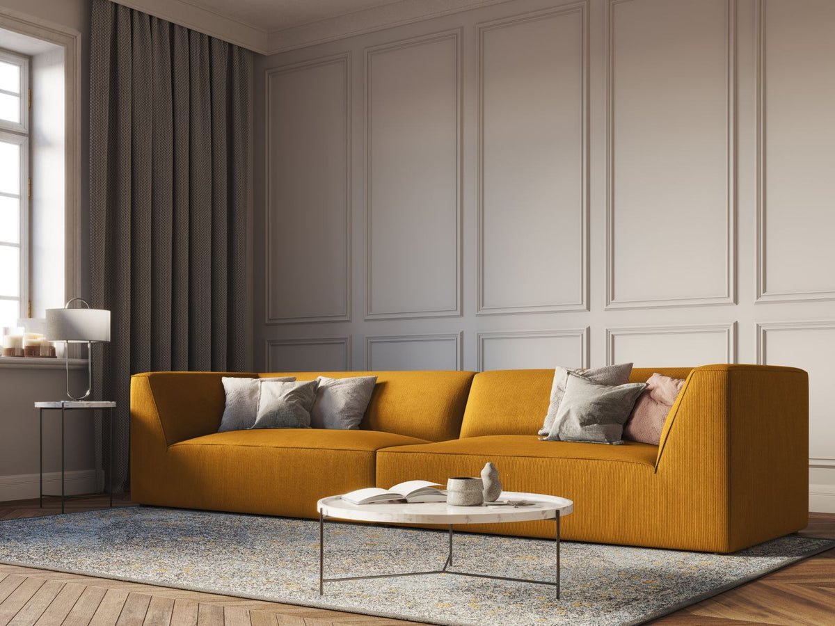 Beiges 4-Sitzer Sofa Siena mit strukturiertem Cordstoffbezug, Massivholzrahmen und schwarzen Kunststoffbeinen, moderne gerade Form.