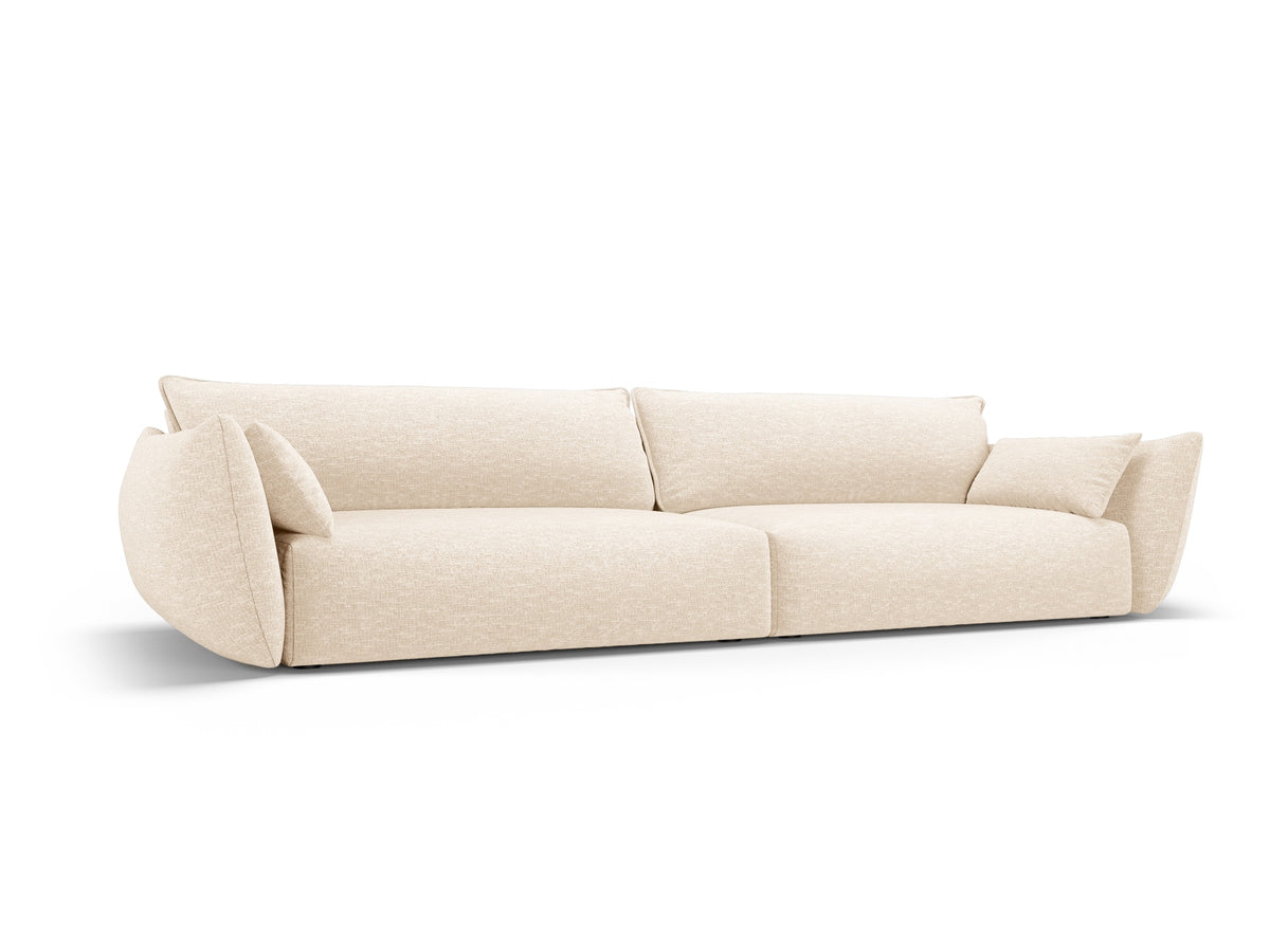 Sofa Matera, 4er Sofa mit Stoffbezug, geneigter Rückenlehne und schwarzen Kunststoffbeinen