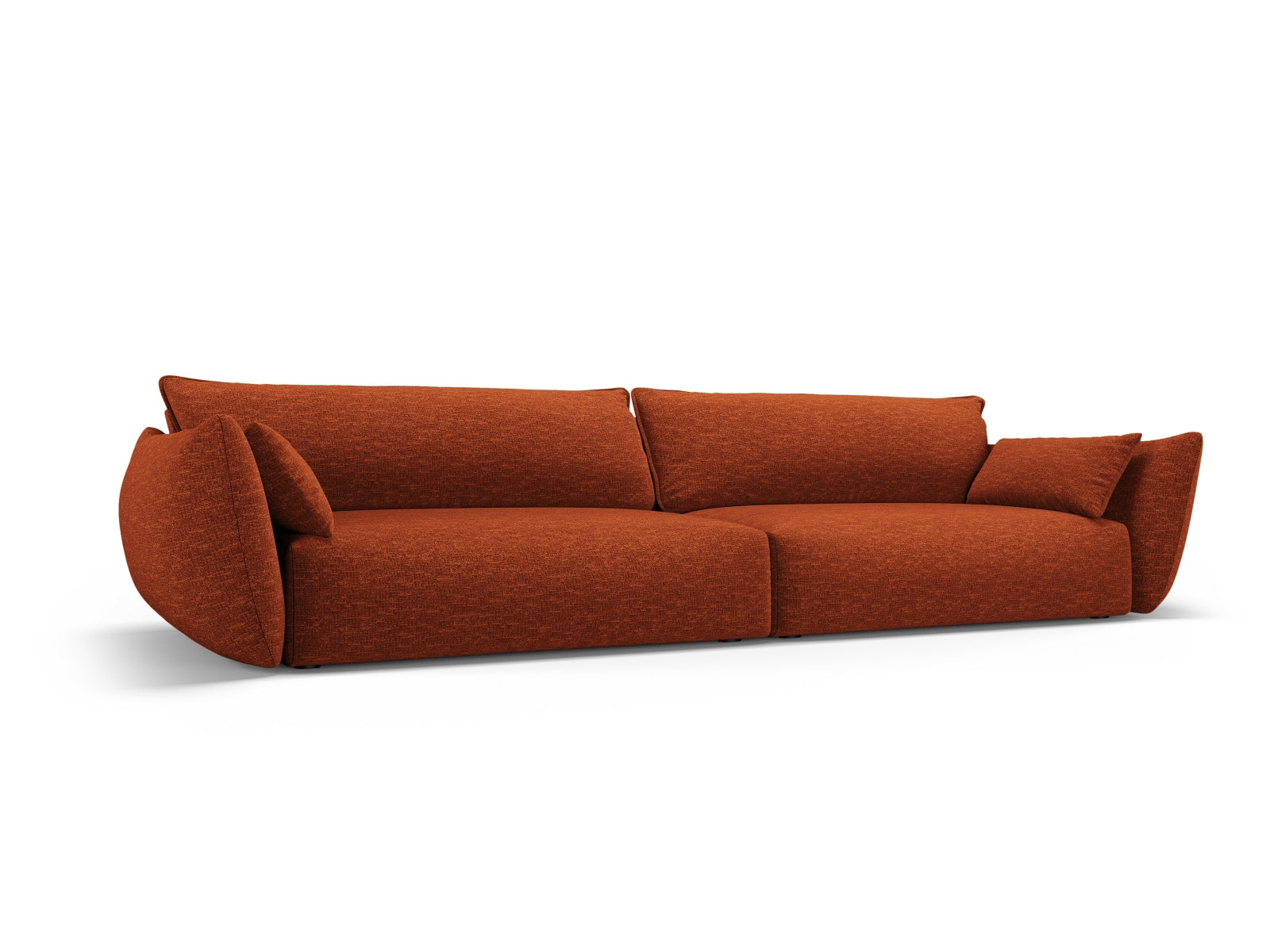 Elegantes 4-Sitzer Sofa Matera in warmem Terracotta-Ton, ideal für stilvolle Wohnräume, erhältlich bei KAQTU Design AG.