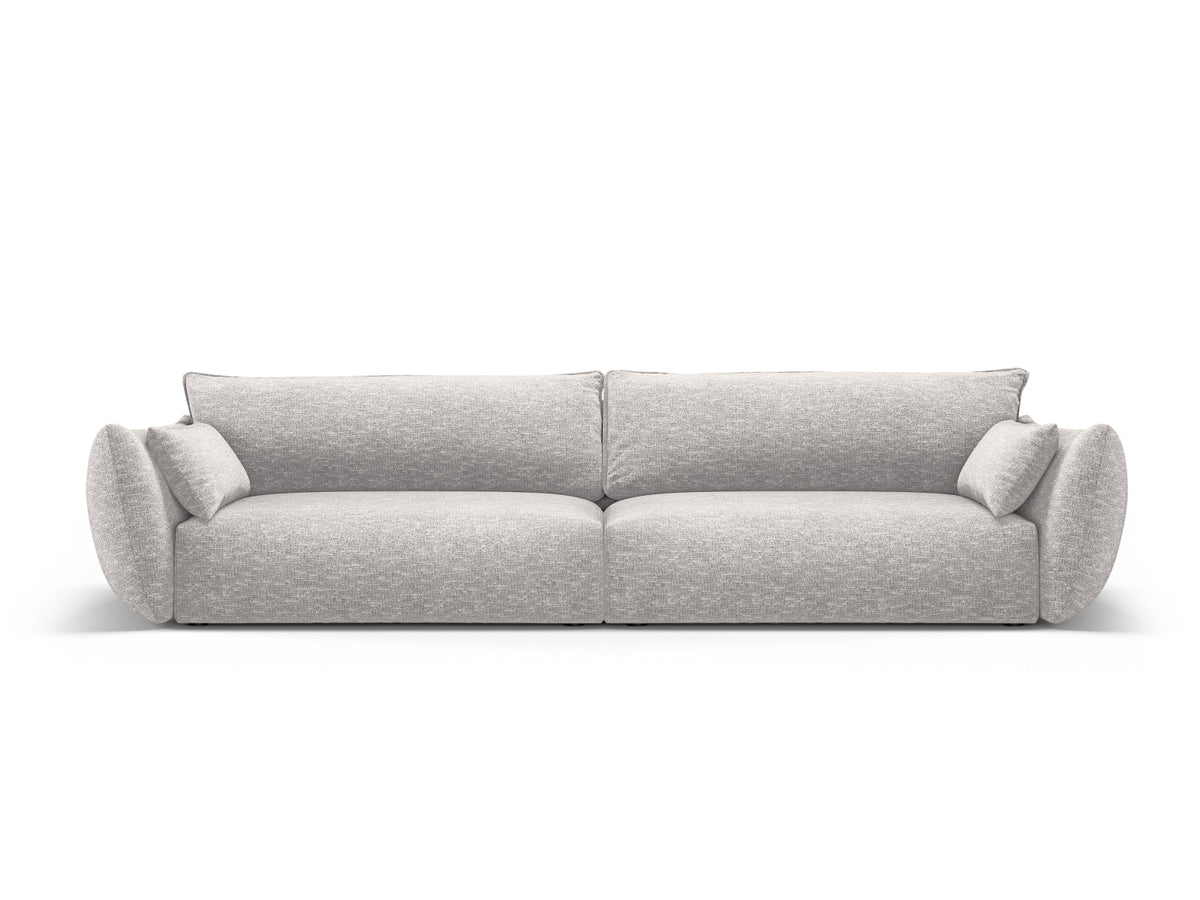Sofa Matera, 4er Sofa mit Stoffbezug, geneigter Rückenlehne und schwarzen Kunststoffbeinen