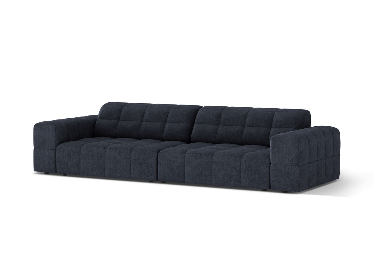 Beiges 4-Sitzer Sofa mit Chenille-Bezug, Massivholzrahmen und schwarzen Kunststoffbeinen, gerade Rückenlehne und breite Sitzfläche.