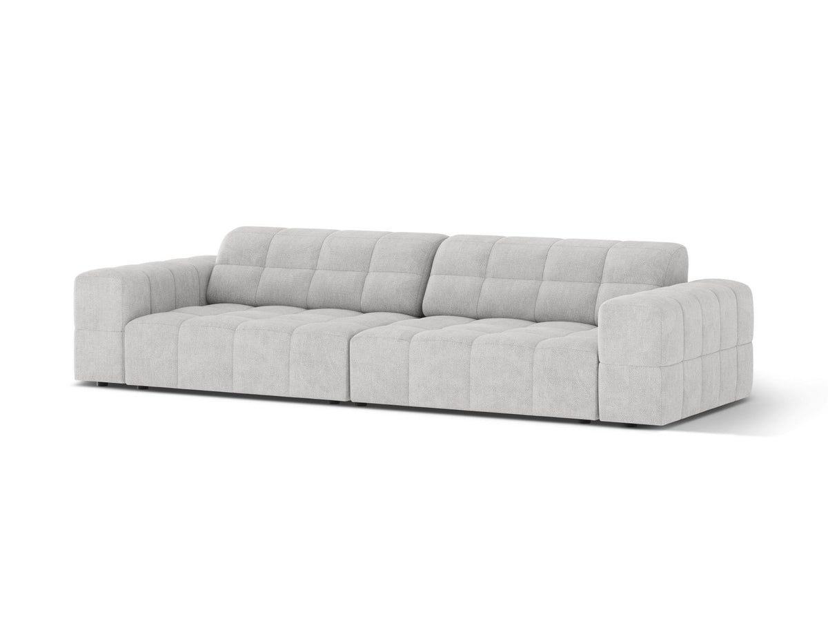 Beiges 4-Sitzer Sofa mit Chenille-Bezug, Massivholzrahmen und schwarzen Kunststoffbeinen, gerade Rückenlehne und breite Sitzfläche.