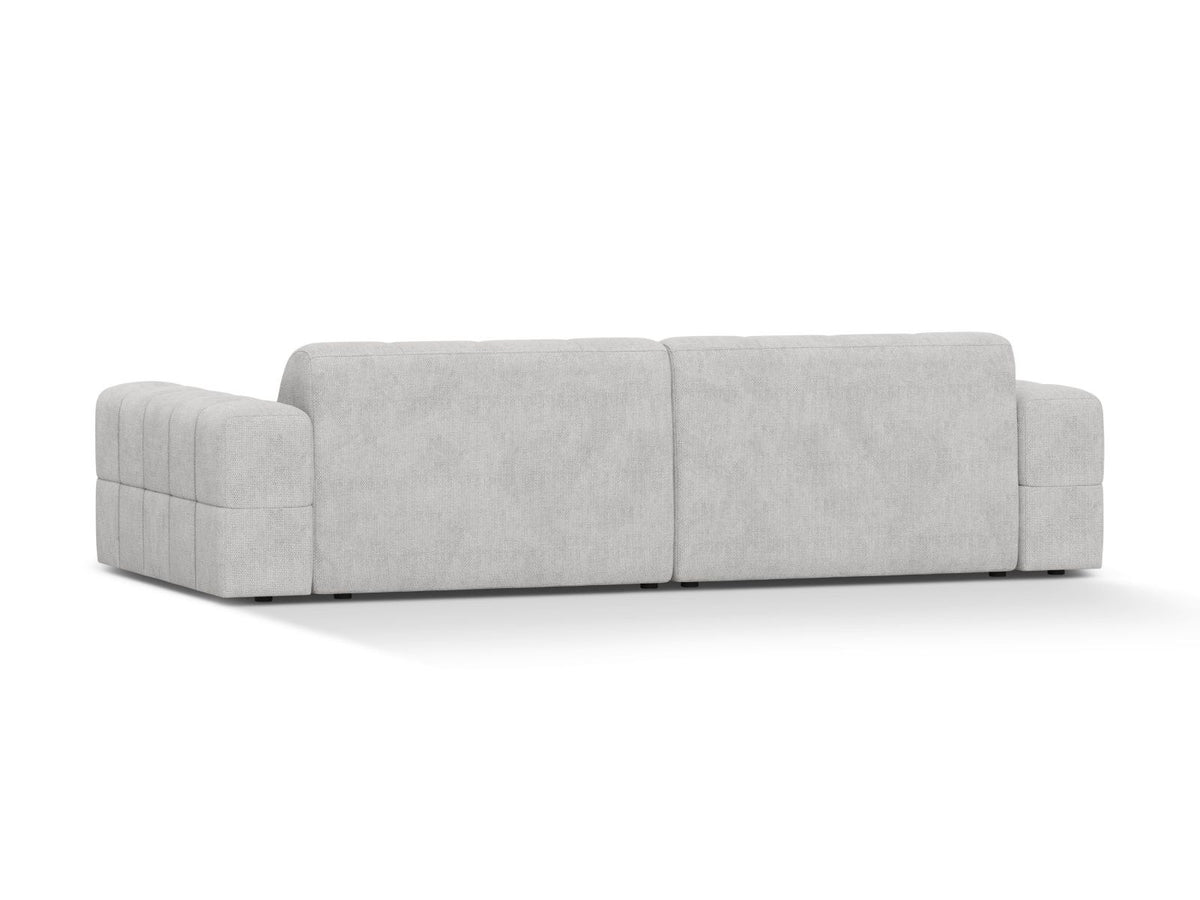 Beiges 4-Sitzer Sofa mit Chenille-Bezug, Massivholzrahmen und schwarzen Kunststoffbeinen, gerade Rückenlehne und breite Sitzfläche.