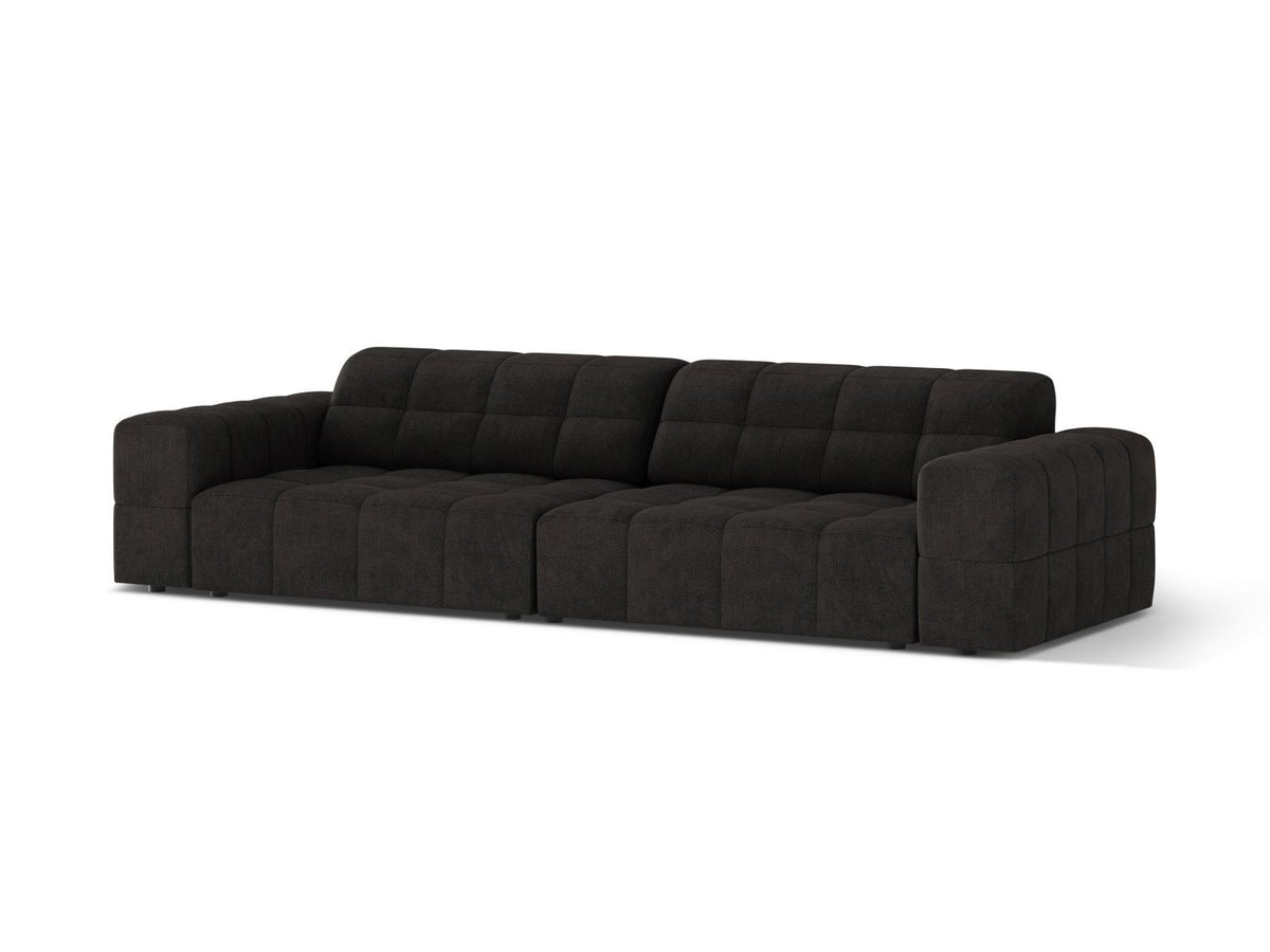 Beiges 4-Sitzer Sofa mit Chenille-Bezug, Massivholzrahmen und schwarzen Kunststoffbeinen, gerade Rückenlehne und breite Sitzfläche.