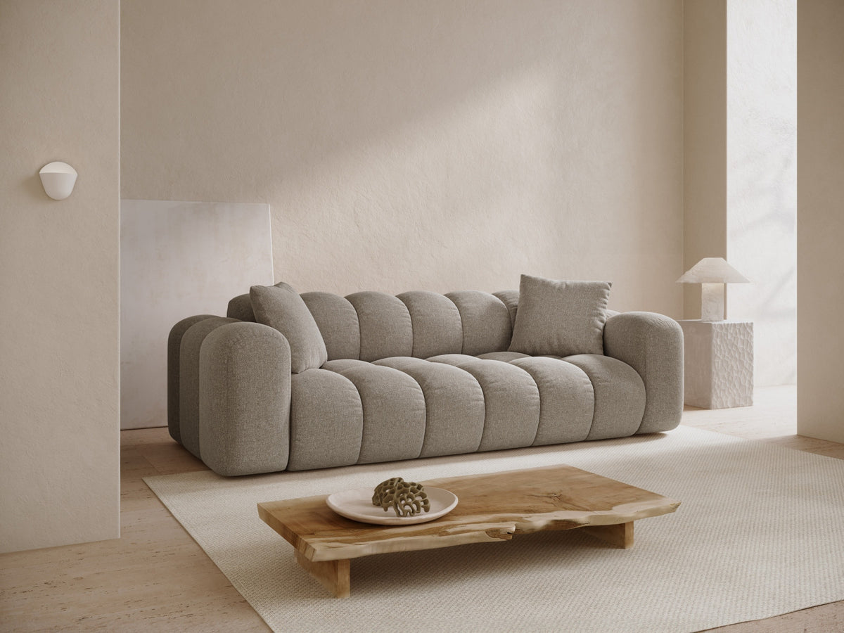 4er Sofa Treno mit gepolstertem Stoffbezug, niedriger Rückenlehne und schwarzen Beinen