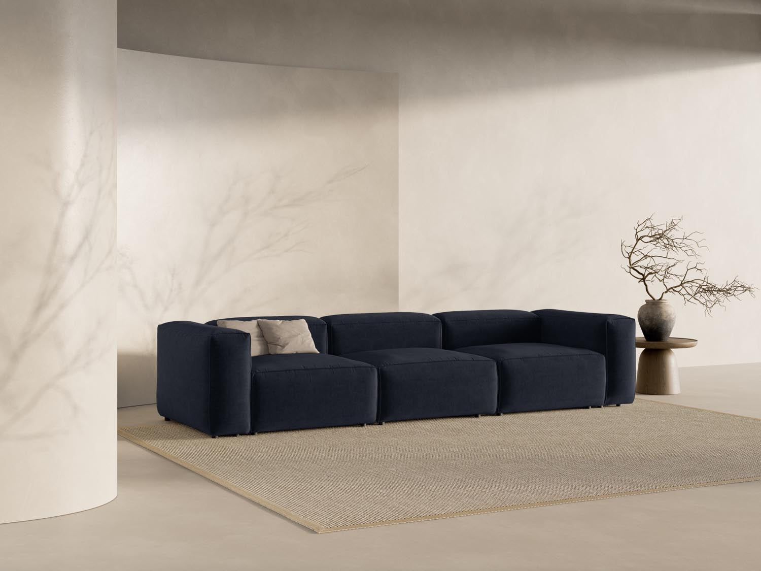 Bergamo Modular Sofa 4 Sitzer in Navy Blue-Liberty präsentiert im Onlineshop von KAQTU Design AG. 4er Sofa ist von Cosmopolitan Design
