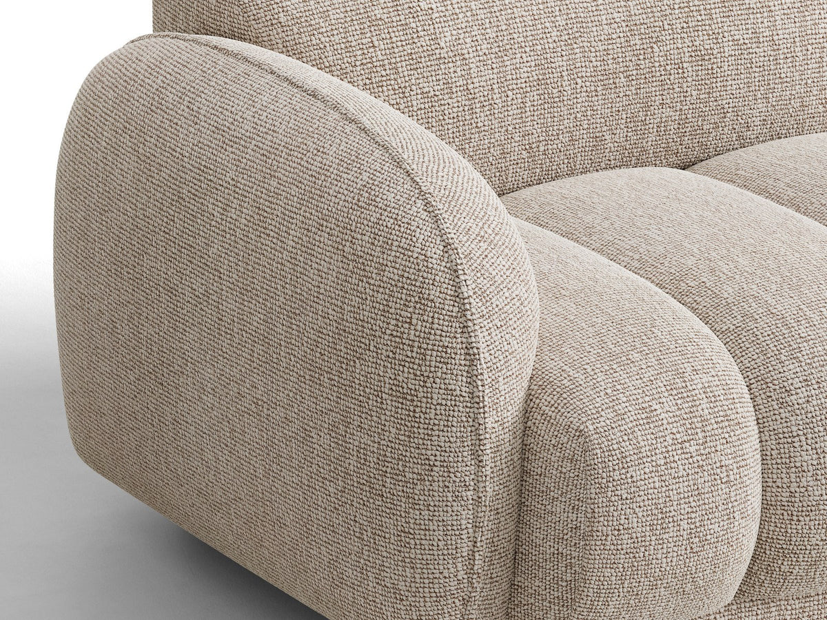 Beiges 4-Sitzer Sofa Bilbao mit Bouclé-Stoffbezug, Massivholzrahmen und schwarzen Kunststoffbeinen, Rückenlehne mit weicher Polsterung.