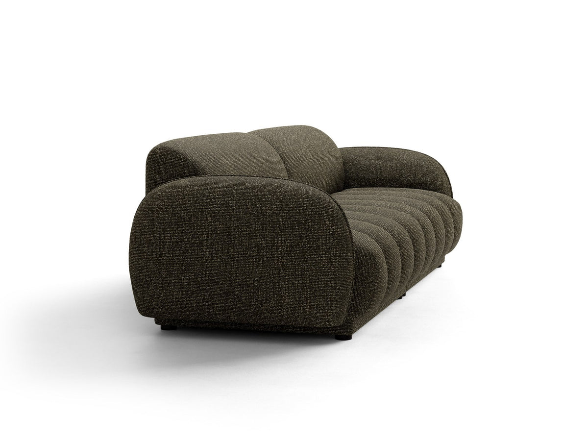 Beiges 4-Sitzer Sofa Bilbao mit Bouclé-Stoffbezug, Massivholzrahmen und schwarzen Kunststoffbeinen, Rückenlehne mit weicher Polsterung.