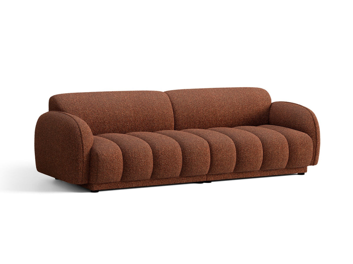 Beiges 4-Sitzer Sofa Bilbao mit Bouclé-Stoffbezug, Massivholzrahmen und schwarzen Kunststoffbeinen, Rückenlehne mit weicher Polsterung.