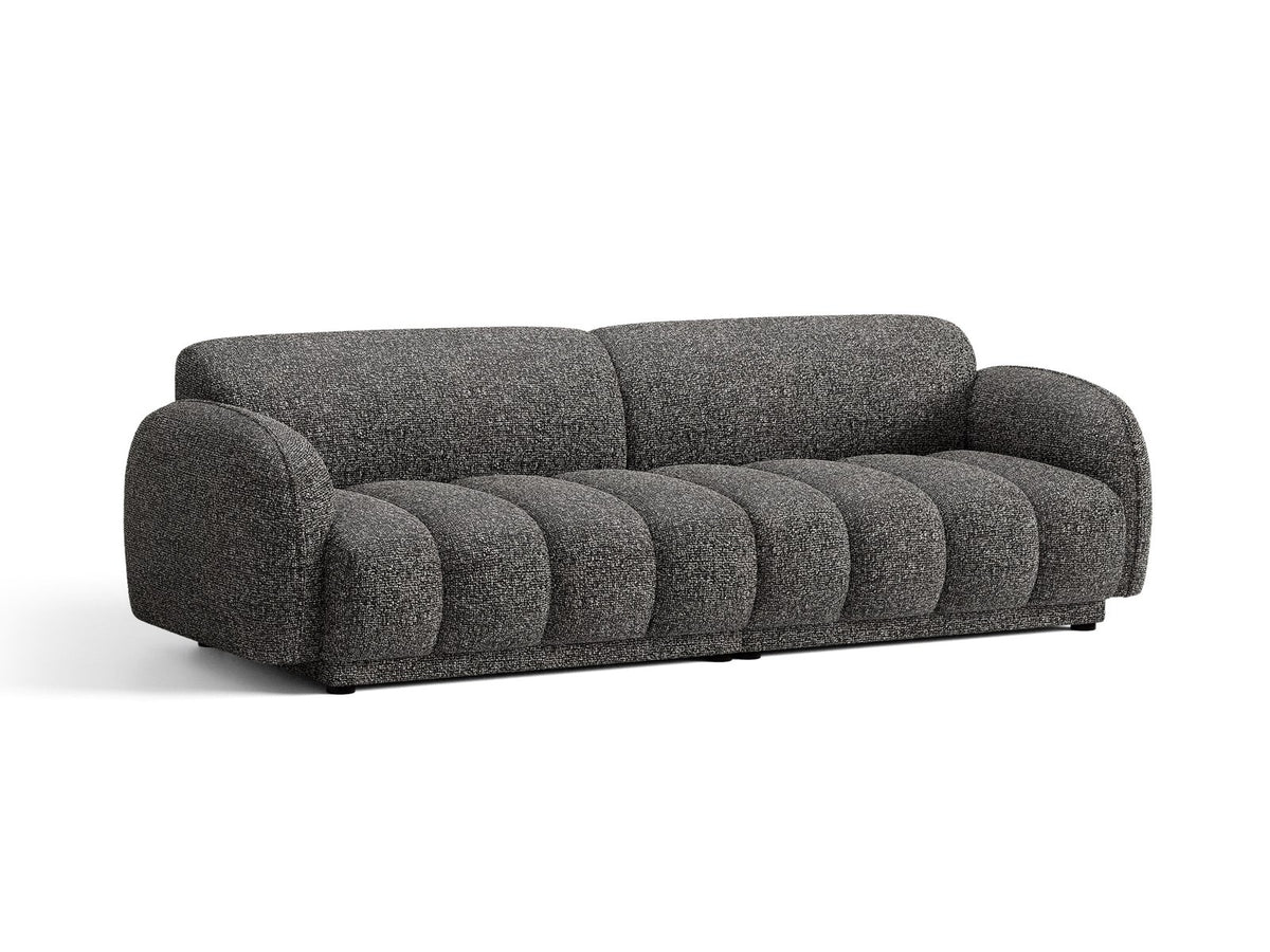 Beiges 4-Sitzer Sofa Bilbao mit Bouclé-Stoffbezug, Massivholzrahmen und schwarzen Kunststoffbeinen, Rückenlehne mit weicher Polsterung.