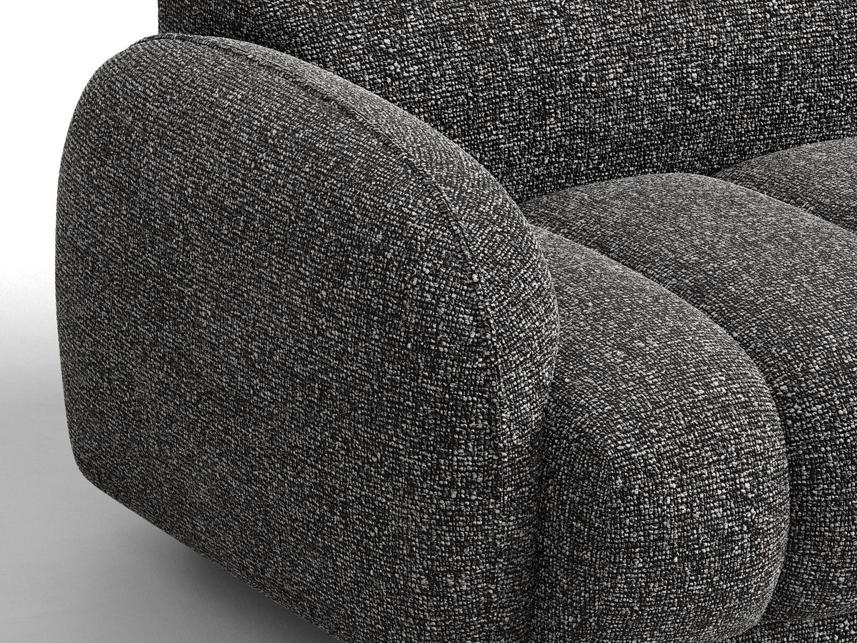 Beiges 4-Sitzer Sofa Bilbao mit Bouclé-Stoffbezug, Massivholzrahmen und schwarzen Kunststoffbeinen, Rückenlehne mit weicher Polsterung.