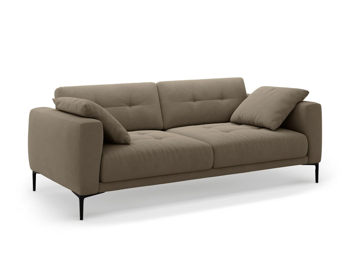 Beige Samt-Sofa Lazio mit 4 Sitzplätzen, Massivholzrahmen, Sitzpolster und schwarzen Metallbeinen, Frontalansicht im Wohnraum.