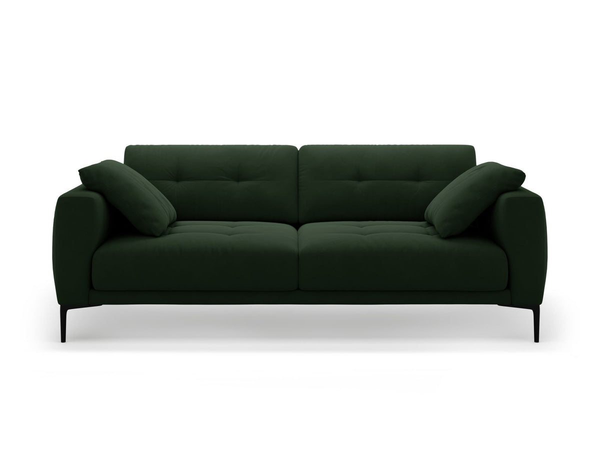 Beige Samt-Sofa Lazio mit 4 Sitzplätzen, Massivholzrahmen, Sitzpolster und schwarzen Metallbeinen, Frontalansicht im Wohnraum.