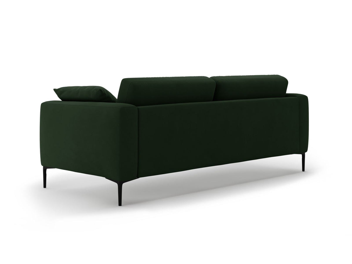 Beige Samt-Sofa Lazio mit 4 Sitzplätzen, Massivholzrahmen, Sitzpolster und schwarzen Metallbeinen, Frontalansicht im Wohnraum.