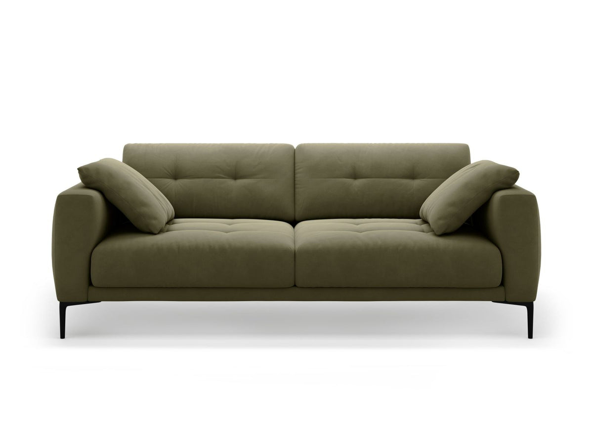 Beige Samt-Sofa Lazio mit 4 Sitzplätzen, Massivholzrahmen, Sitzpolster und schwarzen Metallbeinen, Frontalansicht im Wohnraum.