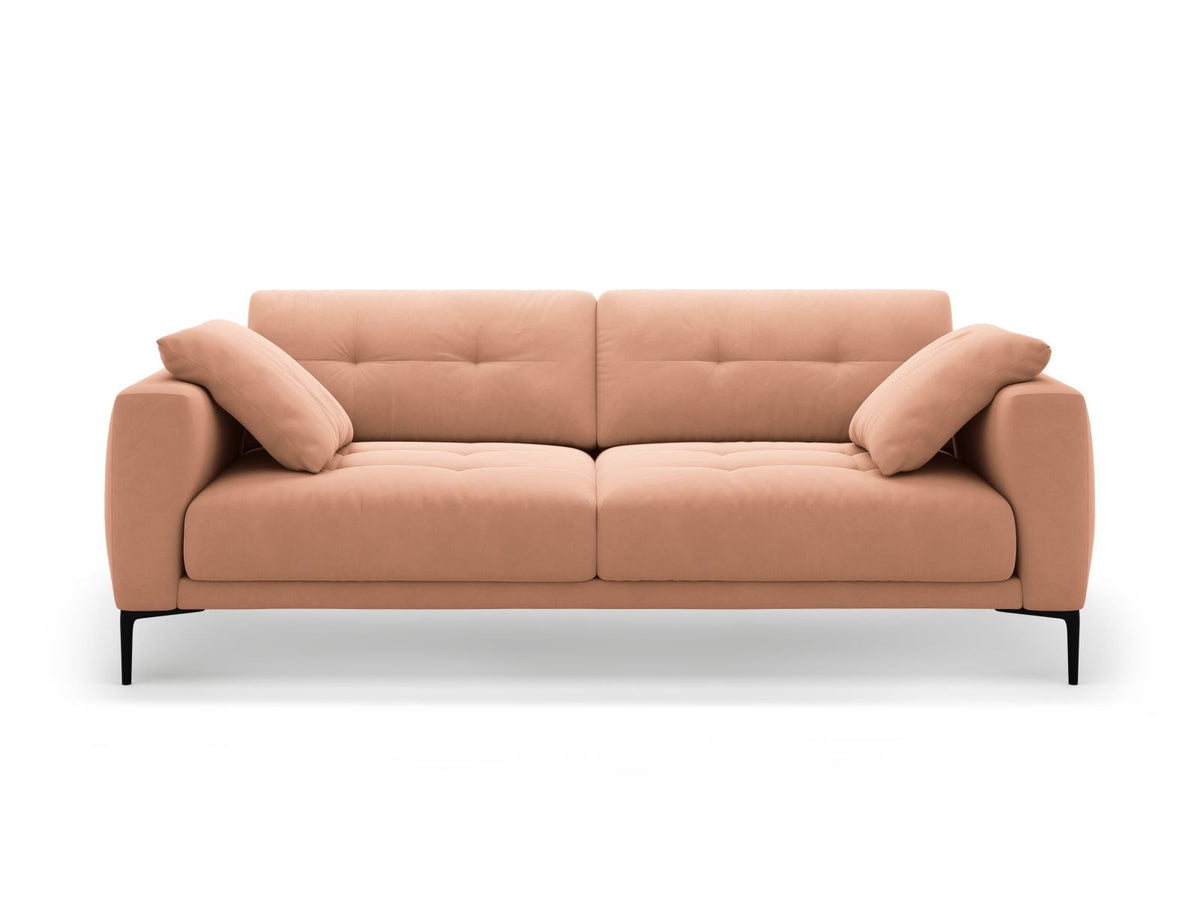 Beige Samt-Sofa Lazio mit 4 Sitzplätzen, Massivholzrahmen, Sitzpolster und schwarzen Metallbeinen, Frontalansicht im Wohnraum.