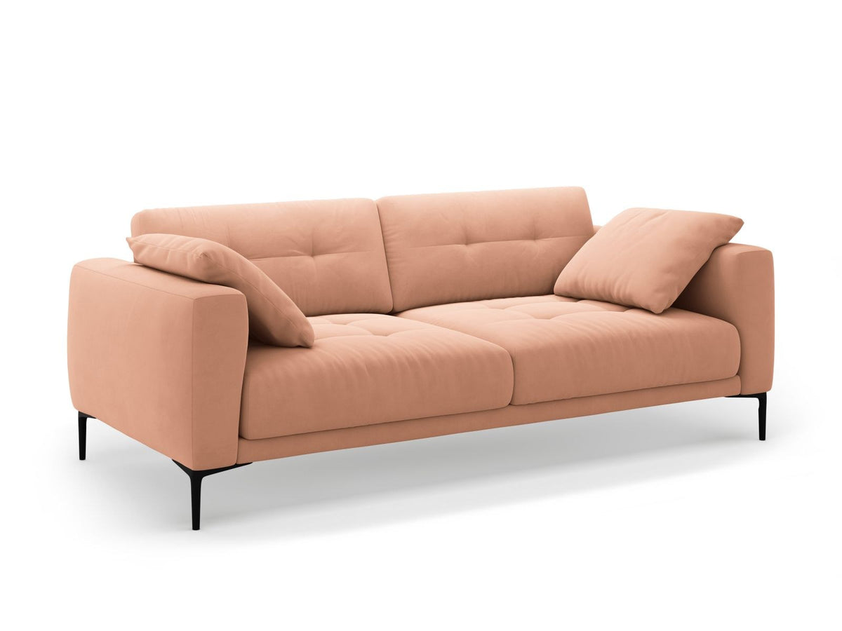 Beige Samt-Sofa Lazio mit 4 Sitzplätzen, Massivholzrahmen, Sitzpolster und schwarzen Metallbeinen, Frontalansicht im Wohnraum.