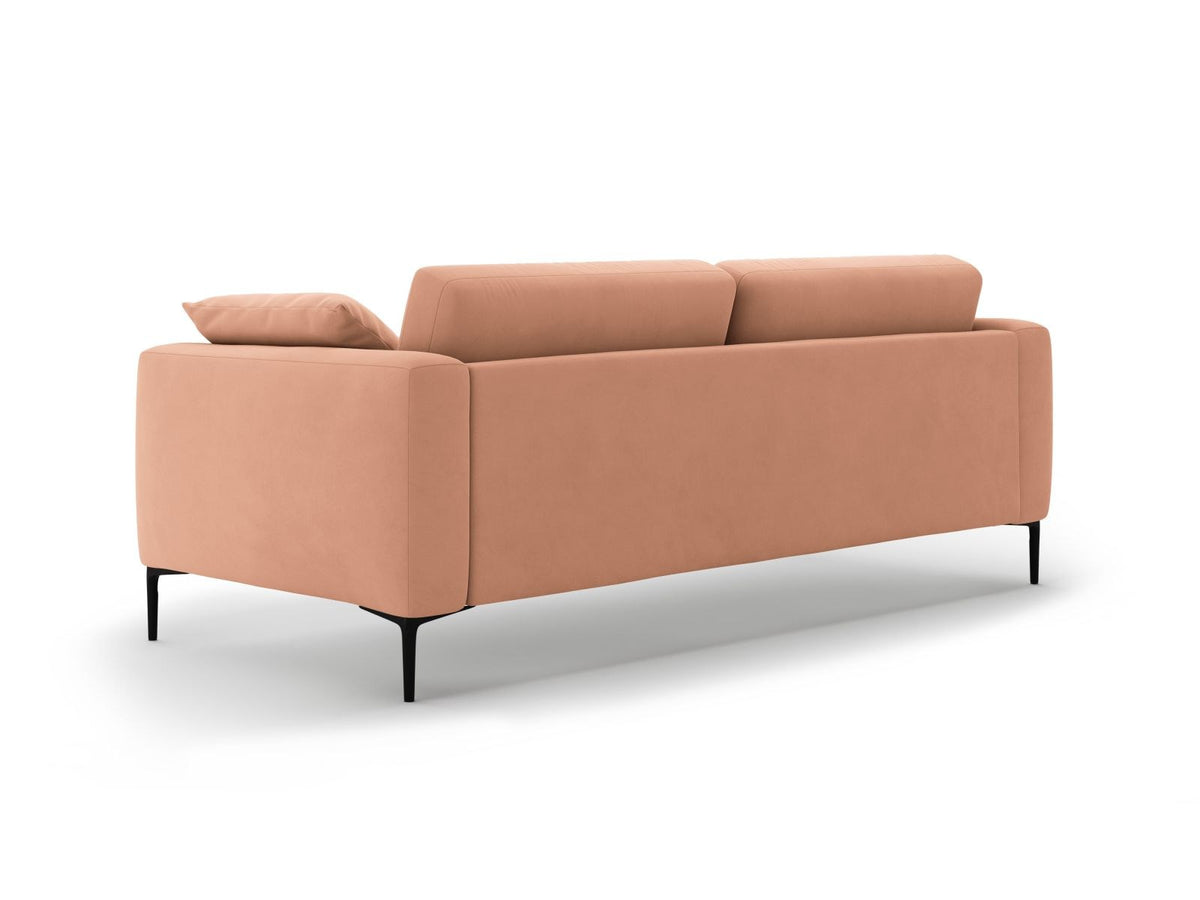Beige Samt-Sofa Lazio mit 4 Sitzplätzen, Massivholzrahmen, Sitzpolster und schwarzen Metallbeinen, Frontalansicht im Wohnraum.