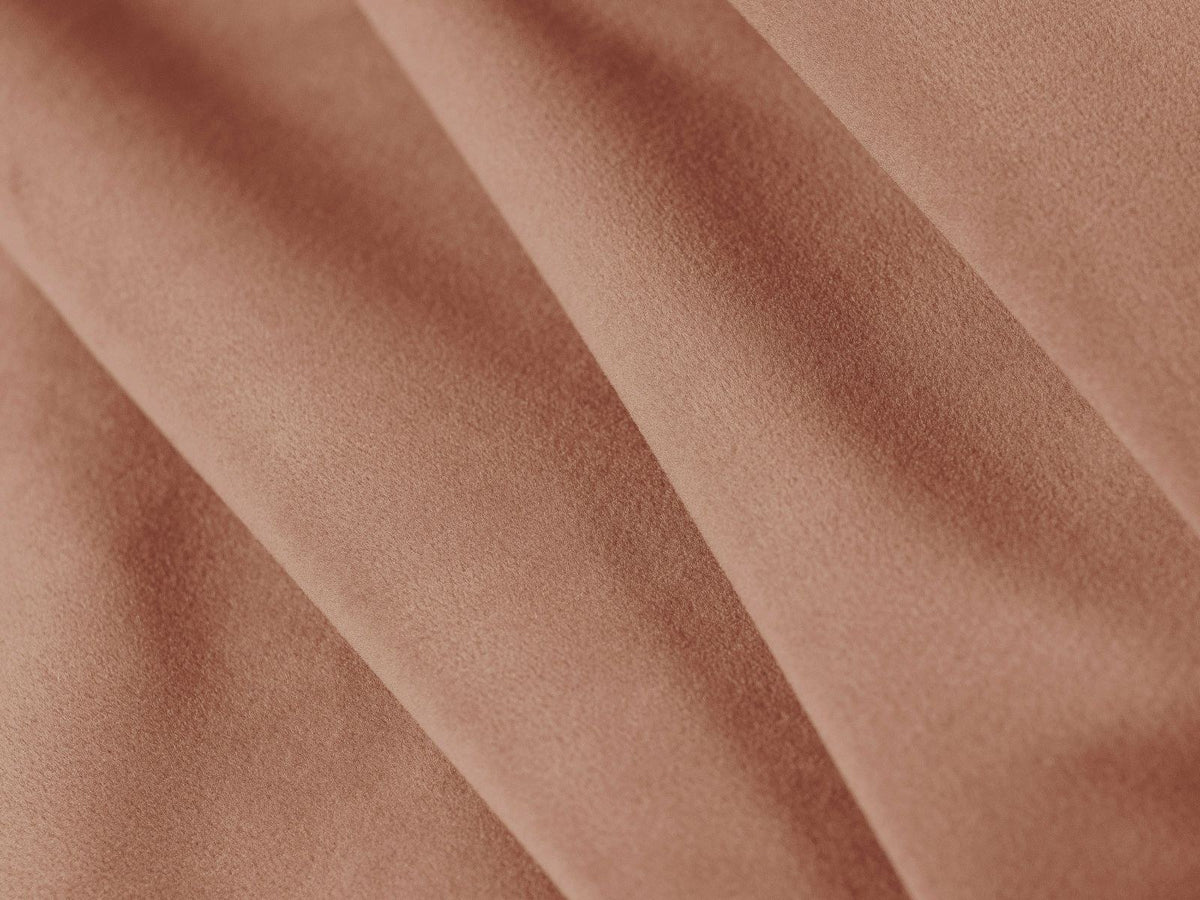 Beige Samt-Sofa Lazio mit 4 Sitzplätzen, Massivholzrahmen, Sitzpolster und schwarzen Metallbeinen, Frontalansicht im Wohnraum.