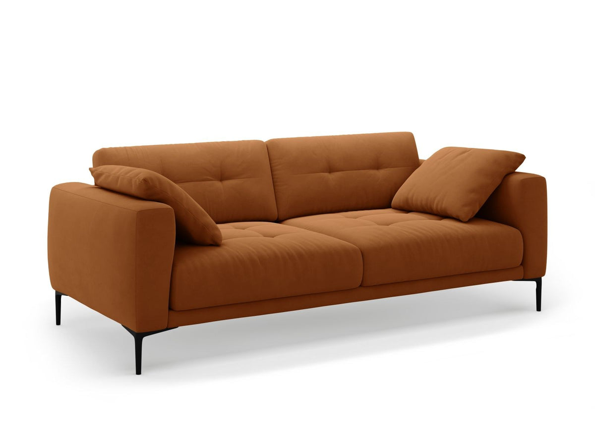 Beige Samt-Sofa Lazio mit 4 Sitzplätzen, Massivholzrahmen, Sitzpolster und schwarzen Metallbeinen, Frontalansicht im Wohnraum.