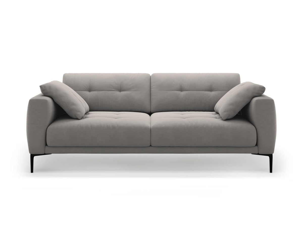 Beige Samt-Sofa Lazio mit 4 Sitzplätzen, Massivholzrahmen, Sitzpolster und schwarzen Metallbeinen, Frontalansicht im Wohnraum.