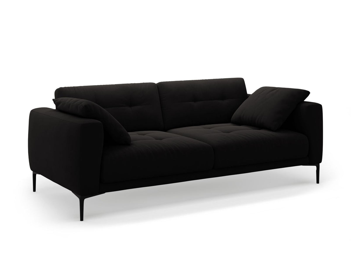 Beige Samt-Sofa Lazio mit 4 Sitzplätzen, Massivholzrahmen, Sitzpolster und schwarzen Metallbeinen, Frontalansicht im Wohnraum.