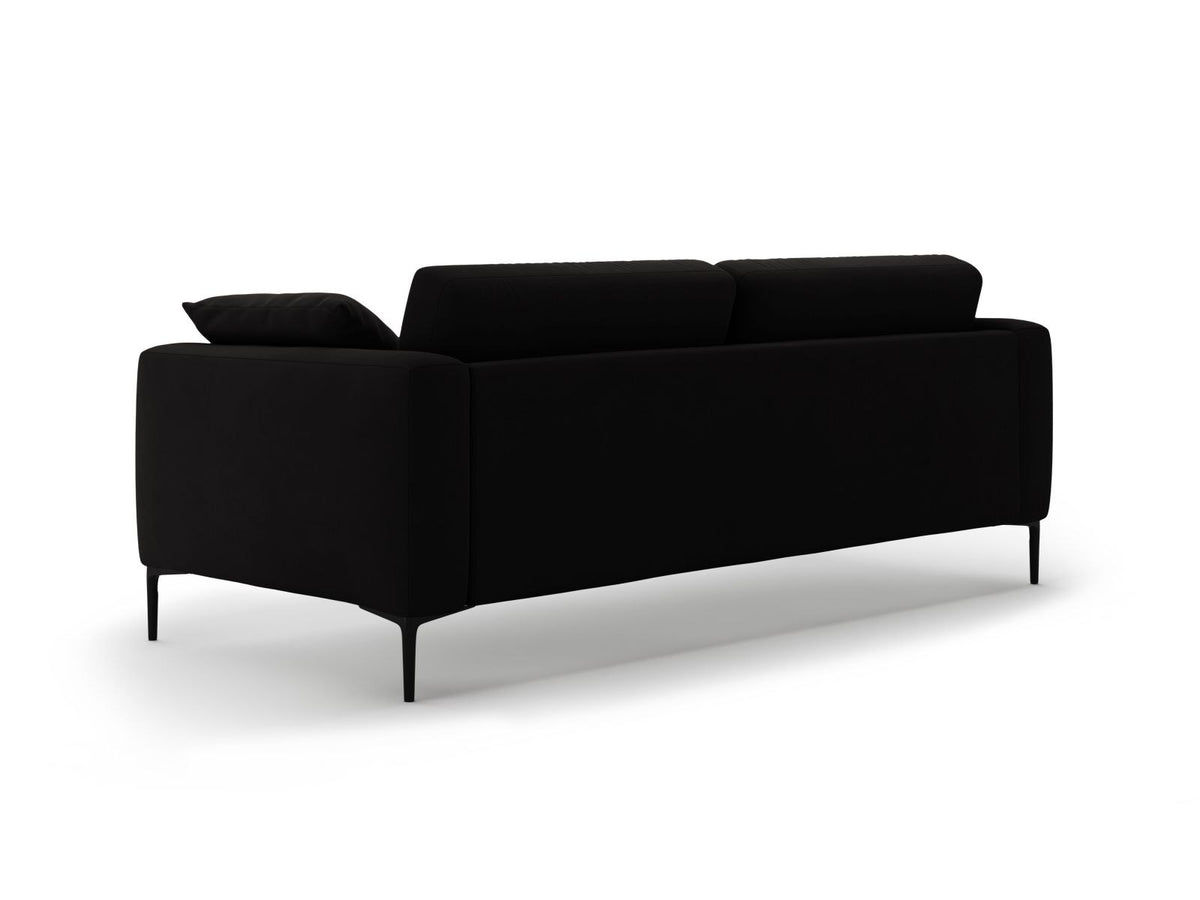 Beige Samt-Sofa Lazio mit 4 Sitzplätzen, Massivholzrahmen, Sitzpolster und schwarzen Metallbeinen, Frontalansicht im Wohnraum.
