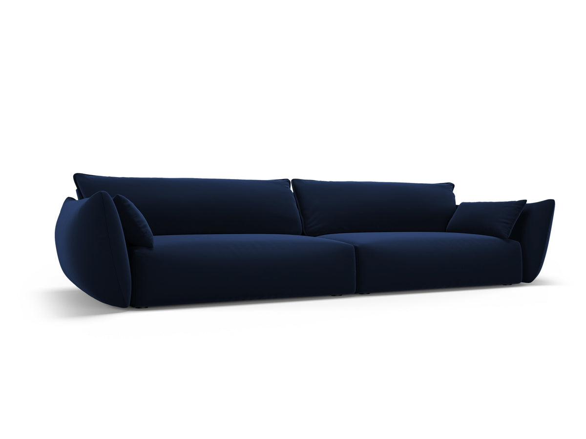 Sofa Matera, 4er Sofa mit Stoffbezug, geneigter Rückenlehne und schwarzen Kunststoffbeinen