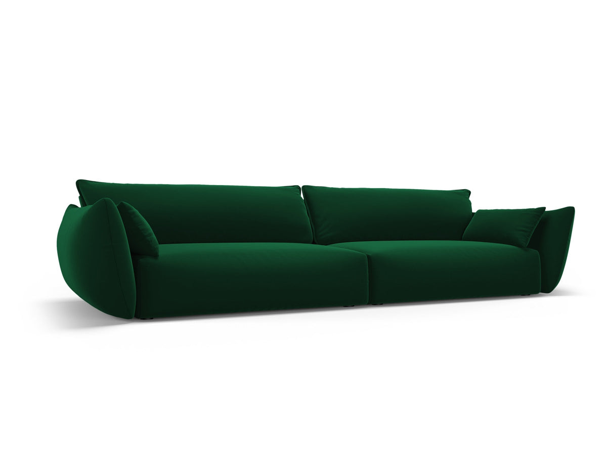 Sofa Matera, 4er Sofa mit Stoffbezug, geneigter Rückenlehne und schwarzen Kunststoffbeinen
