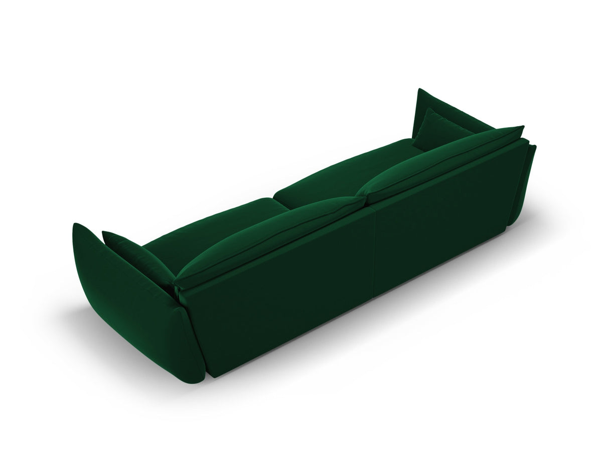 Sofa Matera, 4er Sofa mit Stoffbezug, geneigter Rückenlehne und schwarzen Kunststoffbeinen
