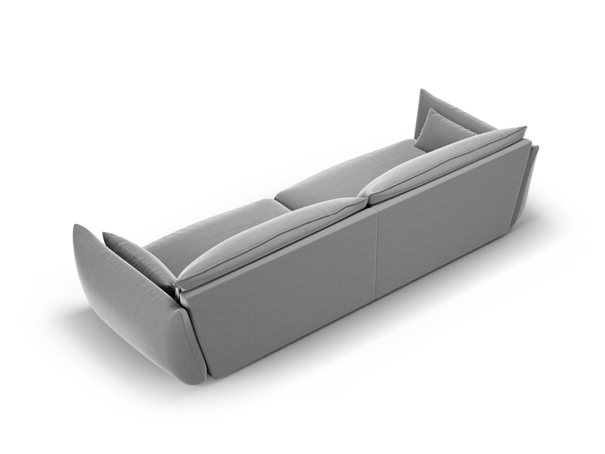 Sofa Matera, 4er Sofa mit Stoffbezug, geneigter Rückenlehne und schwarzen Kunststoffbeinen