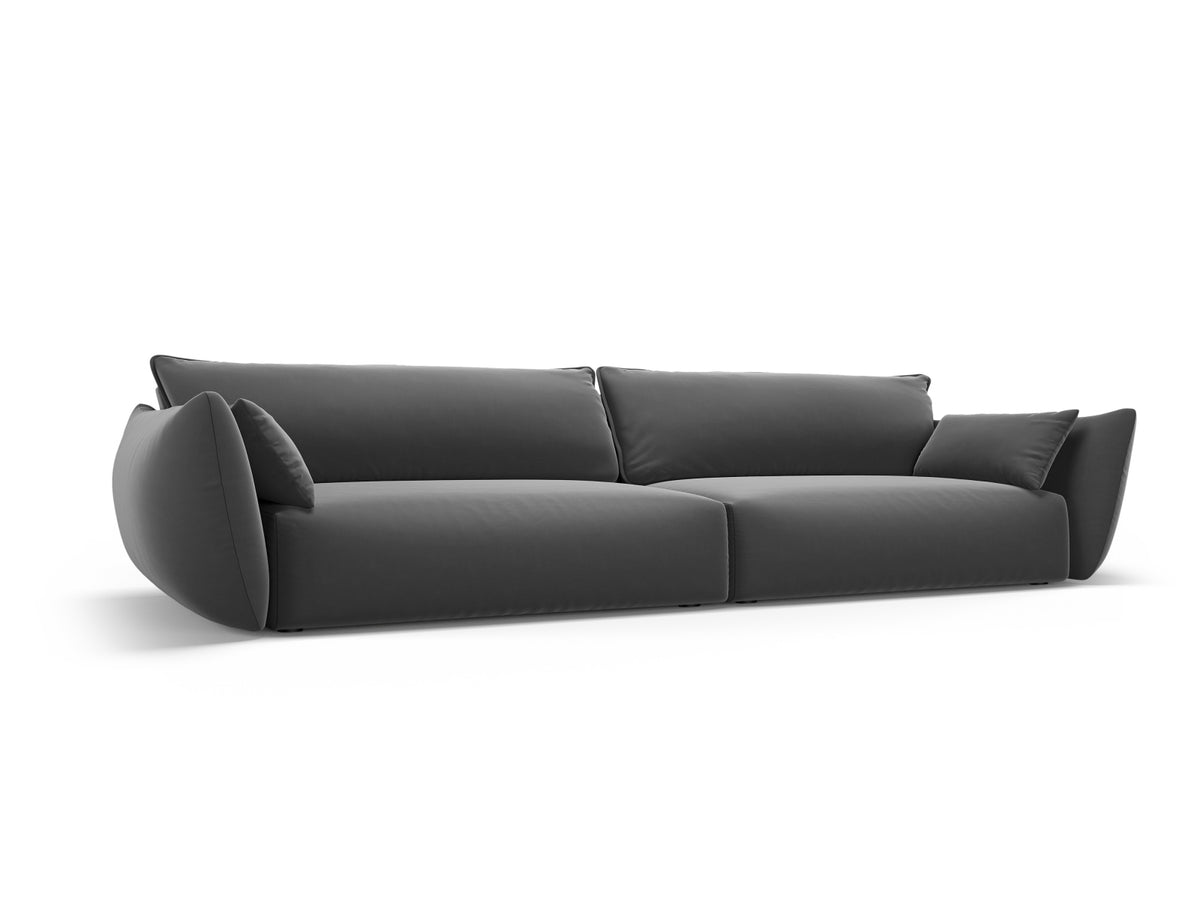 Sofa Matera, 4er Sofa mit Stoffbezug, geneigter Rückenlehne und schwarzen Kunststoffbeinen