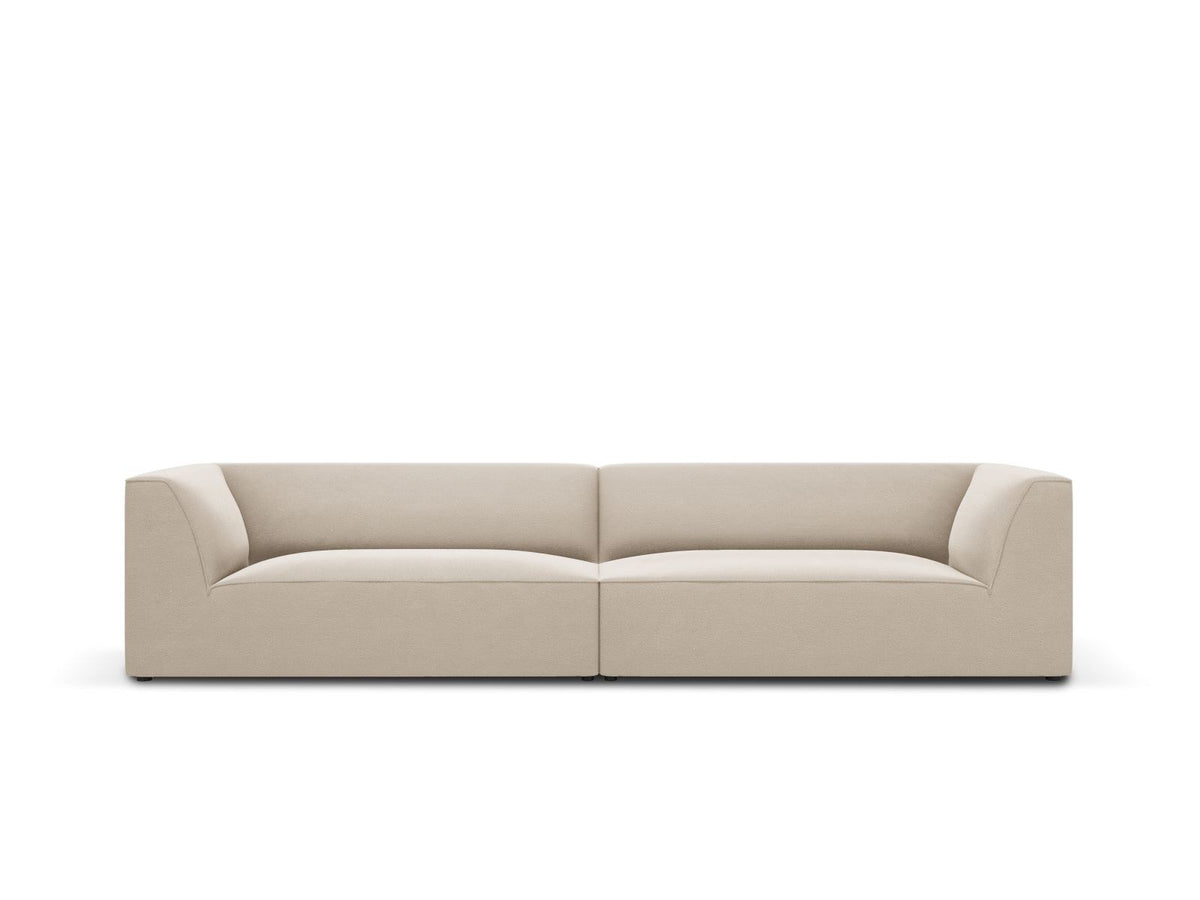 Beige-farbenes 4er Sofa Siena mit Samtbezug, schwarzen Kunststoffbeinen und gepolsterter Rückenlehne, Frontalansicht auf hellem Hintergrund.