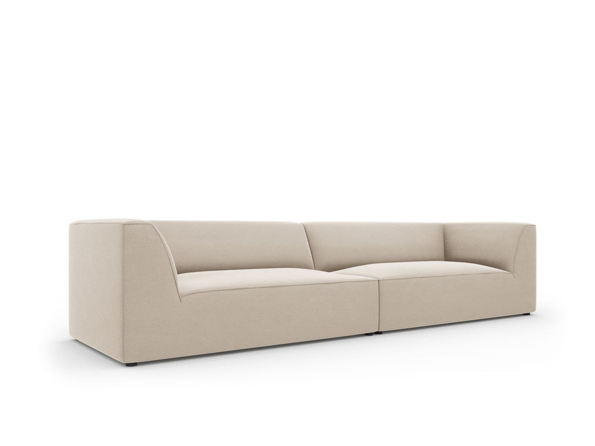 Beige-farbenes 4er Sofa Siena mit Samtbezug, schwarzen Kunststoffbeinen und gepolsterter Rückenlehne, Frontalansicht auf hellem Hintergrund.